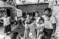 Sirbu et sa femme Rubla Daniela dorment à 6 dans une caravane désaffectée qui a servi de support de street-art.